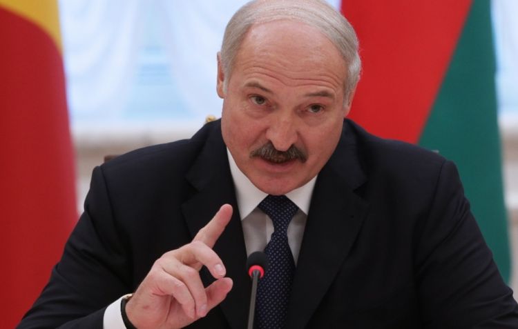 Lukaşenko xəstəxanaya gəldi, yollar bağlandı