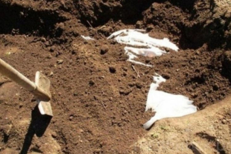 Qız ölən anasını həyətdə basdırdı, 10 il HAMIDAN GİZLƏTDİ: Görün sonra nə etdi? Qız ölən anasını həyətdə basdırdı, 10 il HAMIDAN GİZLƏTDİ: Görün sonra nə etdi?