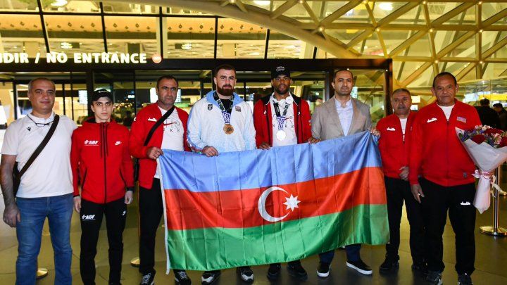 Dünya çempionatında 2 medal qazanan Azərbaycan boksçuları Vətənə qayıdıb