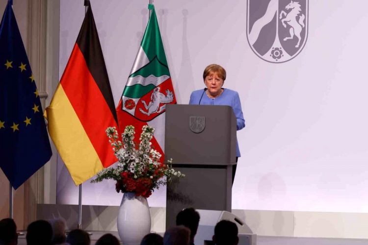Angela Merkel dövlət mükafatına layiq görüldü - VİDEO Angela Merkel dövlət mükafatına layiq görüldü - VİDEO