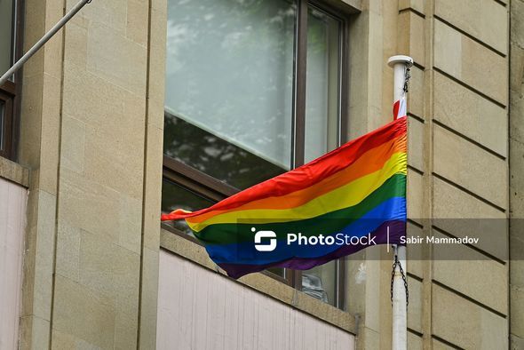 Paytaxt sakinləri heyrətdə: “Landmark Hotel Baku”nun qarşısında LGBT bayrağı ucaldıldı -  FOTO