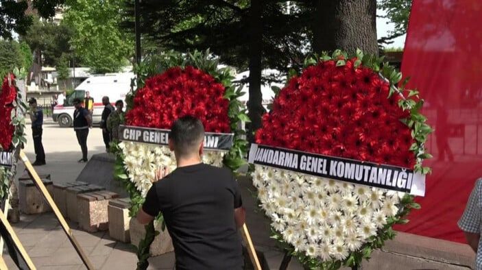 Şəhid yaxınları Kamal Kılıçdaroğlunun çələngini dağıtdılar - FOTO