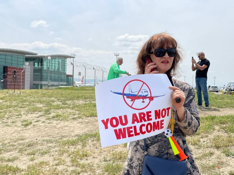 Gürcüstanda Rusiya ilə aviareyslərin bərpa edilməsinə ETİRAZ - FOTO Gürcüstanda Rusiya ilə aviareyslərin bərpa edilməsinə ETİRAZ - FOTO