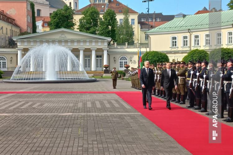 Prezident İlham Əliyevin Vilnüsdə rəsmi qarşılanma mərasimi olub - FOTO