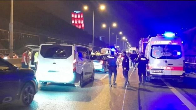 İstanbulda sərxoş sürücü şossedə işləyən bələdiyyə işçilərini vurdu -  4 ölü