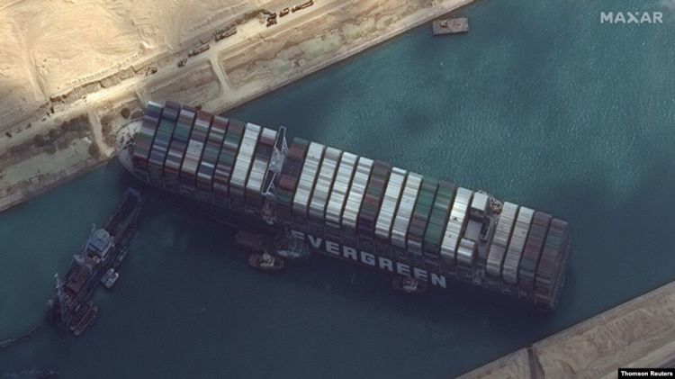 Süveyş kanalında daha bir gəmi ilişib qaldı - FOTO