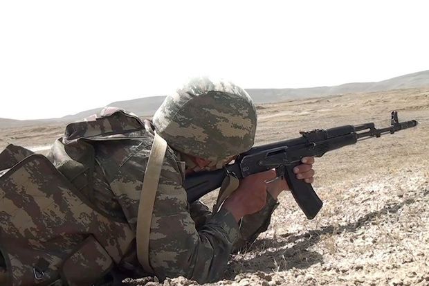 Azərbaycan Ordusunun ümumqoşun poliqonunda döyüş atışlı taktiki təlim keçirilib - VİDEO