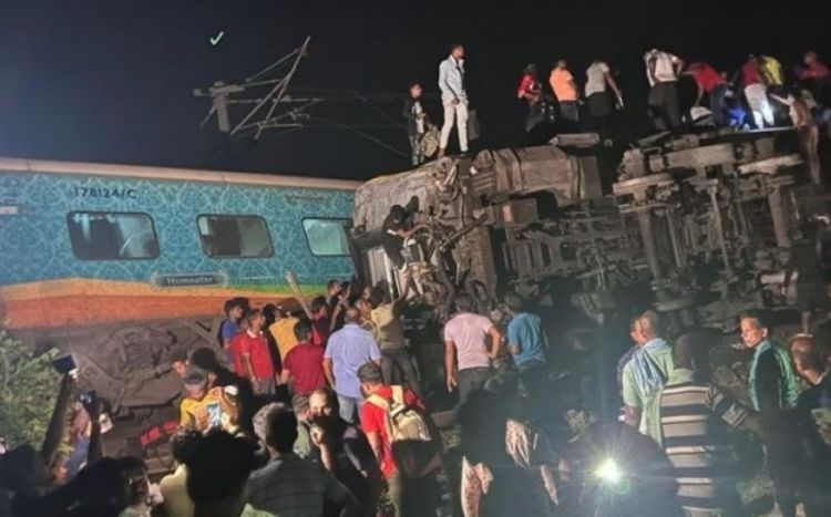 Hindistanda iki qatar toqquşub,  70 nəfər ölüb