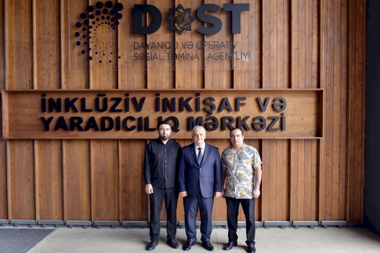 Tanınmışlar DOST İnkluziv İnkişaf və Yaradıcılıq Mərkəzinin səhnəsində - FOTO