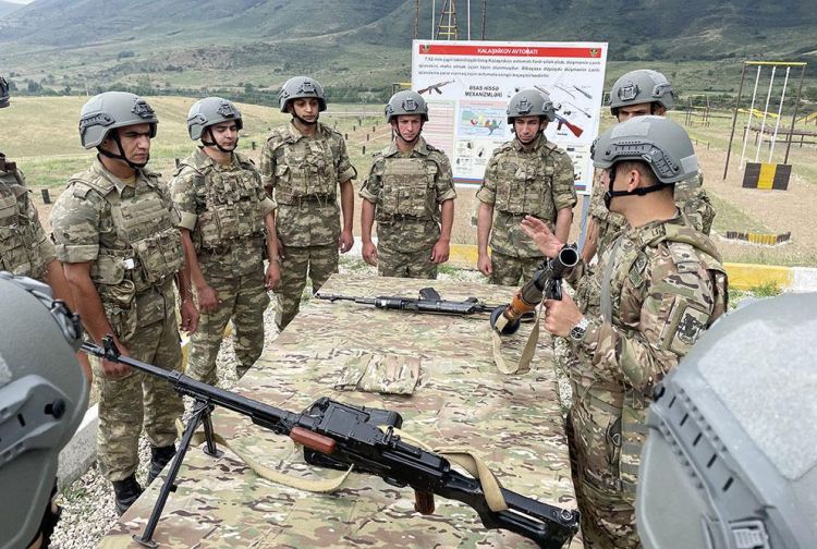 Azərbaycan Ordusunda hərbi vəzifəlilərin təlim toplanışı davam edir
