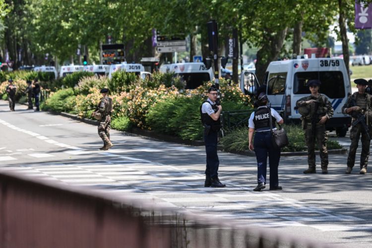 Fransada bıçaqlı hücum: 8-i uşaq olmaqla 9 nəfər yaralanıb