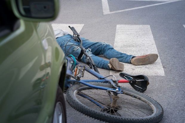 Salyanda avtomobil velosipedçini vuraraq öldürüb