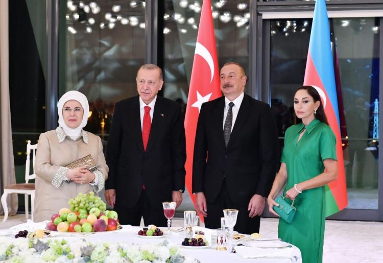 “Çırpınırdı Qara dəniz” ifasını Azərbaycan və Türkiyə liderləri ayaq üstə alqışladılar - VİDEO