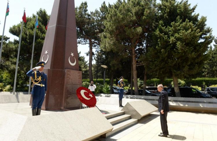 Ərdoğan Bakıda şəhidlərin xatirəsini yad edib - FOTO