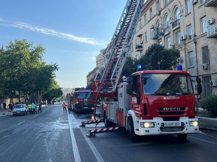 Bakıda yaşayış binasındakı yanğın söndürüldü - FOTO - VİDEO - YENİLƏNİB