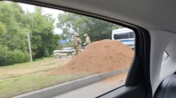 Rus əsgərləri Moskva ətrafında səngərlər qazmağa başlayıb - FOTO