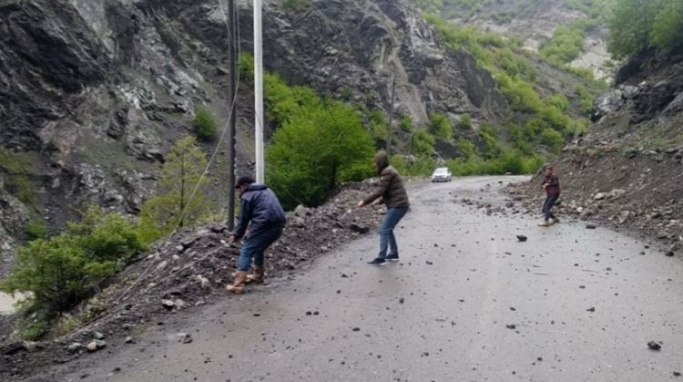 İsmayıllı-Lahıc yoluna tökülən qaya parçaları təmizlənərək hərəkət qismən bərpa olunub