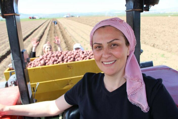 “Kembric”i bitirən türk qadın ölkəsində əkinçi oldu – FOTO