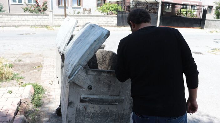 Zibillikdən çörək yığan qadın ölmüş körpə tapdı