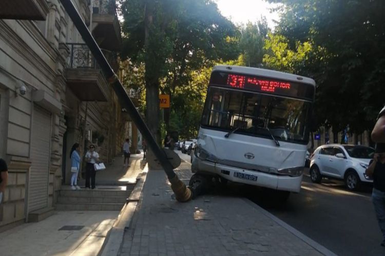 Bakının mərkəzində sərnişin avtobusu qəza törədib - FOTO - YENİLƏNİB