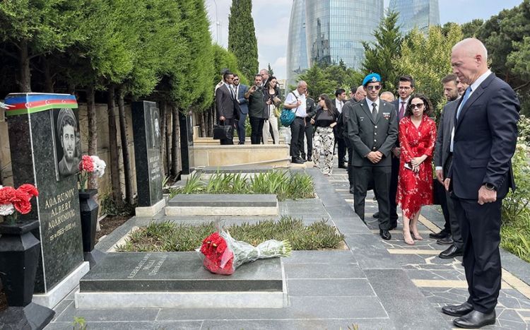 İsrailin müdafiə naziri Şəhidlər xiyabanını və Albert Aqarunovun məzarını ziyarət edib