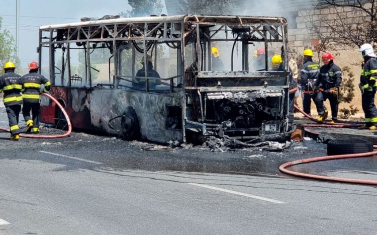 Bakıda sərnişin avtobusu yanıb