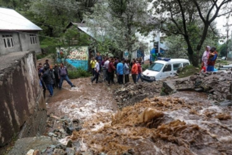 Hindistanın bir neçə bölgəsində güclü leysan yağışları daşqınlara səbəb olub