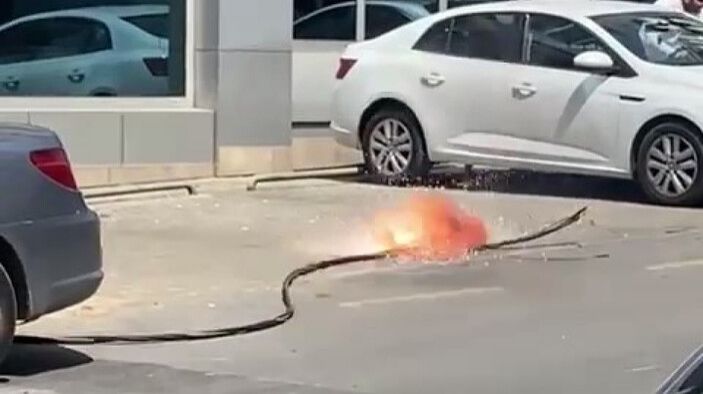 İstanbulda istidən elektrik naqilləri yanaraq yola düşüb - FOTO