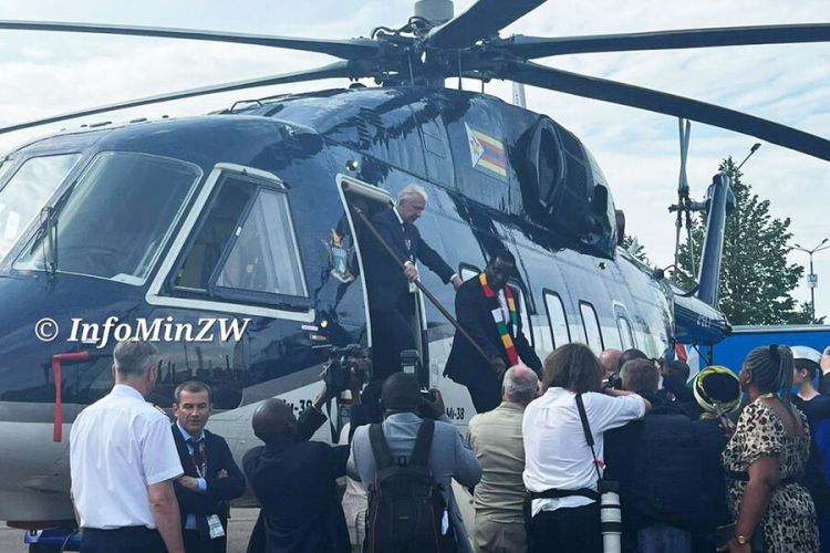 Putin Zimbabve prezidentinə helikopter hədiyyə edib