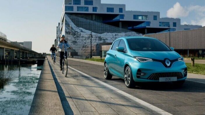 Elektrikli “Renault Zoe” avtomobili yollarla vidalaşır - FOTO