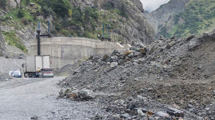 Gürcüstanda kurort ərzisində torpaq sürüşməsi baş verib - 16 nəfər...