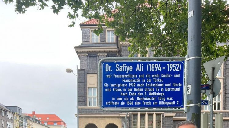 Almaniyada bir küçəyə türk həkimin adı verildi - FOTO