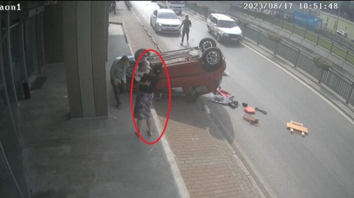 Qəza törədən qadın ağrılarını unudub qızına doğru qaçdı -  VİDEO Qəza törədən qadın ağrılarını unudub qızına doğru qaçdı -  VİDEO