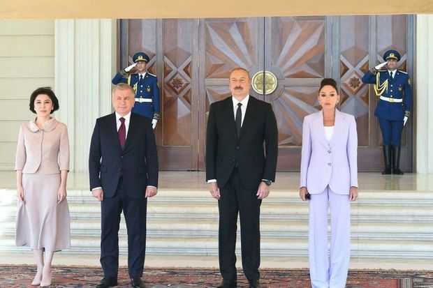Bakıda Özbəkistan Prezidenti və xanımının şərəfinə dövlət ziyafəti verilib - YENİLƏNİB Bakıda Özbəkistan Prezidenti və xanımının şərəfinə dövlət ziyafəti verilib - YENİLƏNİB