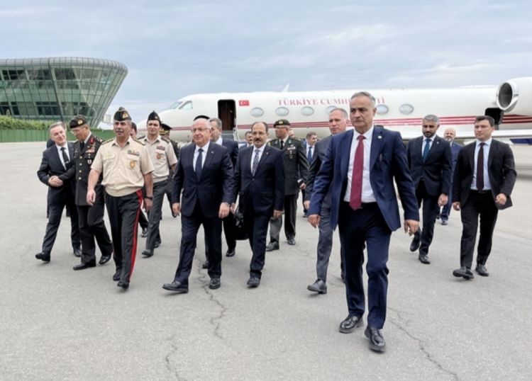 Türkiyənin milli müdafiə naziri Bakıya rəsmi səfərə gəlib