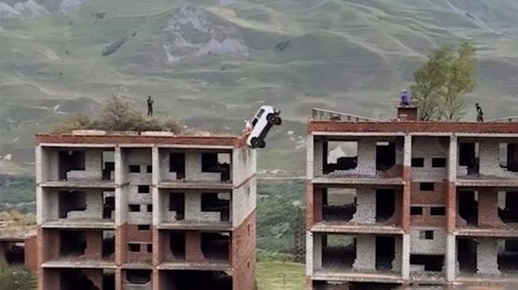 Blogerin damda avtomobillə kaskadyorluğu az qala ölümü ilə nəticələnəcəkdi - VİDEO Blogerin damda avtomobillə kaskadyorluğu az qala ölümü ilə nəticələnəcəkdi - VİDEO