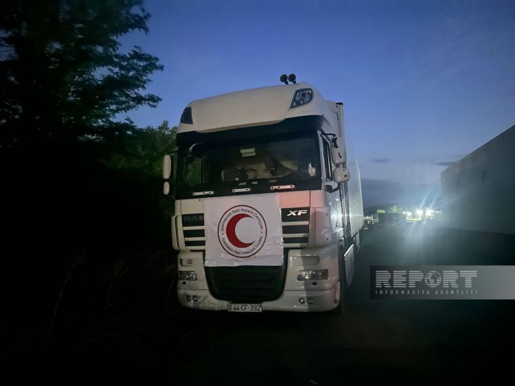 Bakıdan erməniəsilli şəxslərə yardım aparan humanitar karvan Ağdam-Xankəndi yolunda gözləyir - FOTO