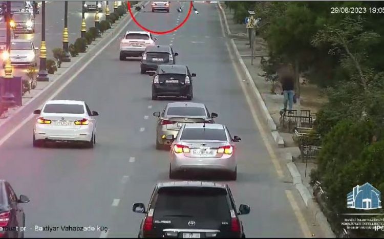 Bakıda avtomobilin piyadaları vurduğu anın görüntüləri - VİDEO