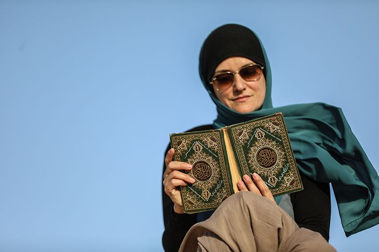 Müsəlman olan ispan qız dinini yaşamaq üçün Misirə köçdü – FOTO