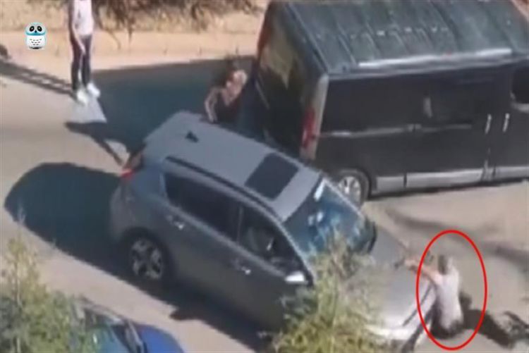 Qadın sürücü mübahisə etdiyi kişini döydü, sonra maşınla sürüdü - VİDEO