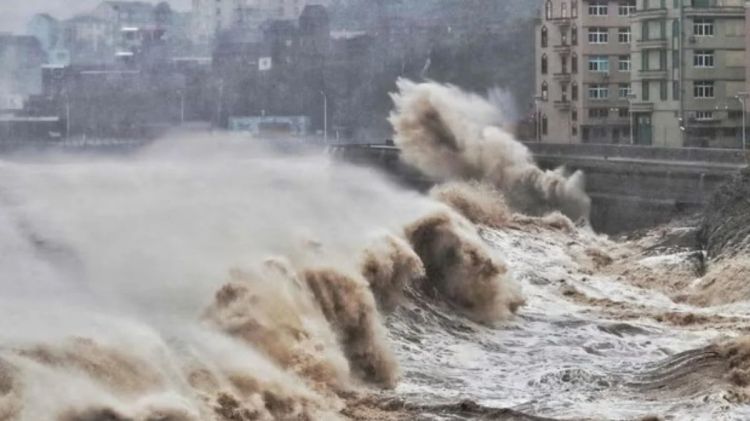 Çində fırtına: Turistlər nəhəng dalğaların içində qaldı - VİDEO