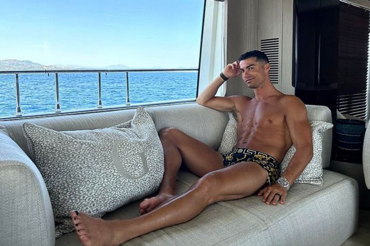 Ronaldo 2023-cü ildə qazancı ilə  Messini keçəcək