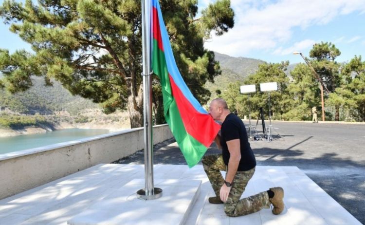 Prezident İlham Əliyev Sərsəng su anbarının ərazisində Azərbaycan Respublikasının Dövlət Bayrağını ucaldıb (FOTO) Prezident İlham Əliyev Sərsəng su anbarının ərazisində Azərbaycan Respublikasının Dövlət Bayrağını ucaldıb (FOTO)