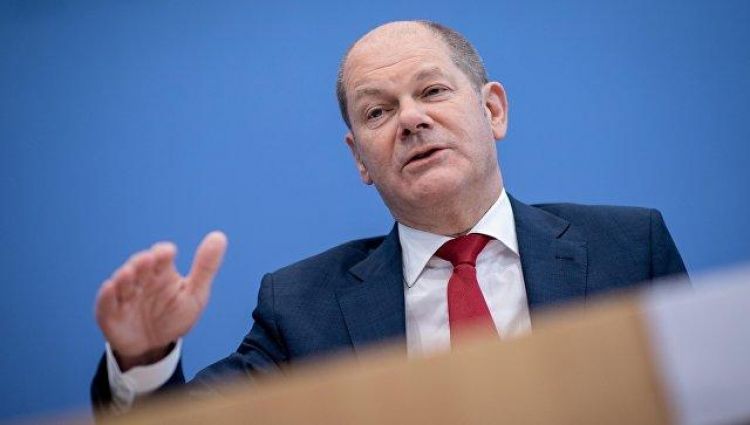 Almaniya kansleri Şolts Bayden kimi yolu "azdı" - VİDEO Almaniya kansleri Şolts Bayden kimi yolu "azdı" - VİDEO