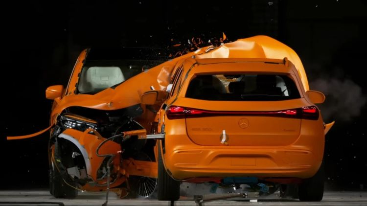 "Mercedes" iki elektrikli avtomobilini üz-üzə toqquşdurdu - VİDEO