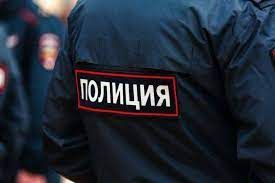 Rusiyada gənc polis paltarı geyinərək insanları qucaqladığı üçün saxlanılıb - VİDEO