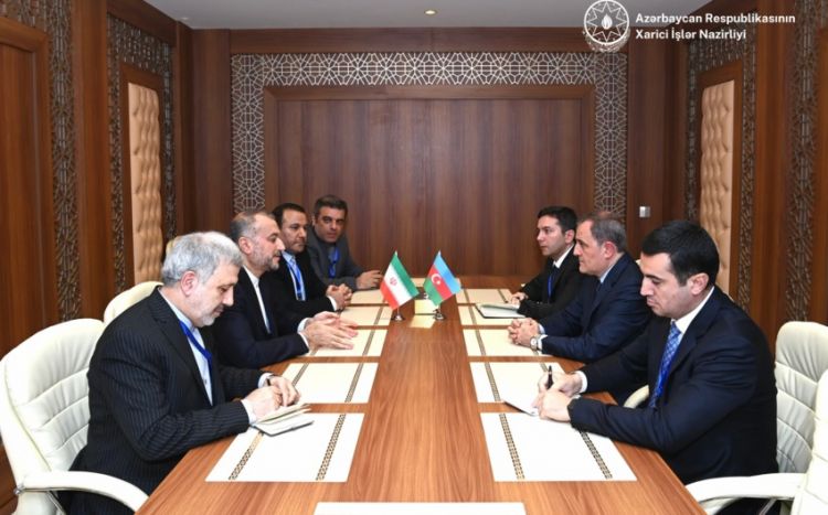 Ceyhun Bayramov iranlı həmkarı ilə bölgədəki mövcud vəziyyətdən danışıb Ceyhun Bayramov iranlı həmkarı ilə bölgədəki mövcud vəziyyətdən danışıb