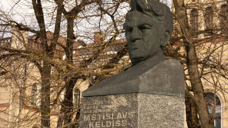 Riqada Sosialist Əməyi Qəhrəmanı olan akademikin büstü söküldü Riqada Sosialist Əməyi Qəhrəmanı olan akademikin büstü söküldü