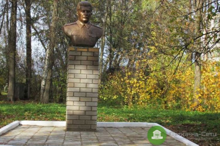Rusiyada uşaq parkında Stalinin büstü qoyuldu - Sakinlər prokurorluğa müraciət etdilər Rusiyada uşaq parkında Stalinin büstü qoyuldu - Sakinlər prokurorluğa müraciət etdilər