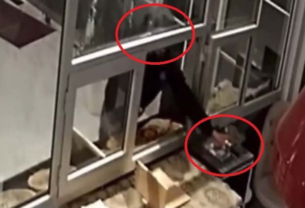 Bakıda oğurluq anı kamerada - Biri satıcının başın qatdı, digəri pulları götürdü - VIDEO